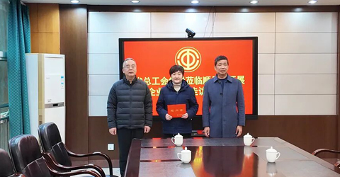 兩名女工患病，省上縣里都來(lái)慰問(wèn)一一虹潤(rùn)三重保障體系筑就員工幸福家